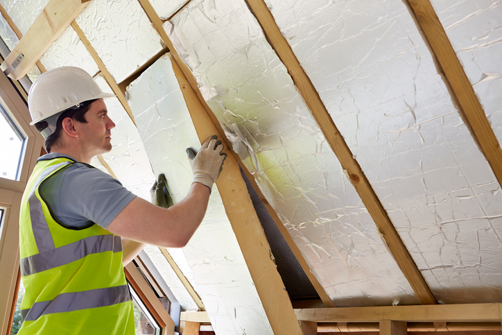 operaio che attacca una pannello al soffitto