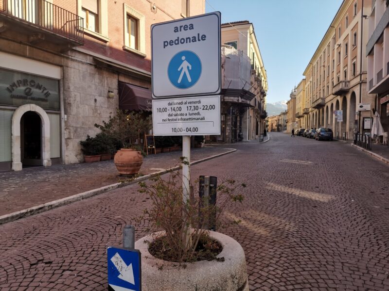 Cartello zona aerea pedonale in mezzo alla via